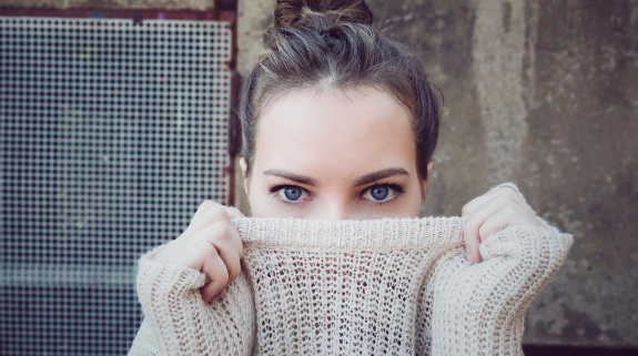 Frau mit Wollpullover