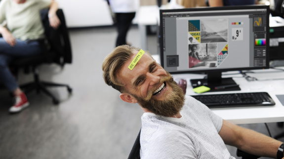 Mann macht Pause im Büro