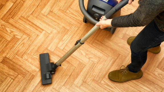Staubsauger auf dem Parkett